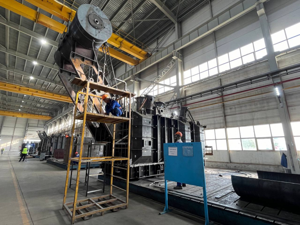 Шабындықта ұйықтап жатқан сексуалды қыз